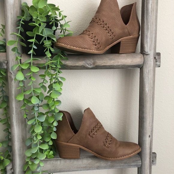 Universal Threads Brown Low Heel Bootie SZ 6 - Picture 2 of 9